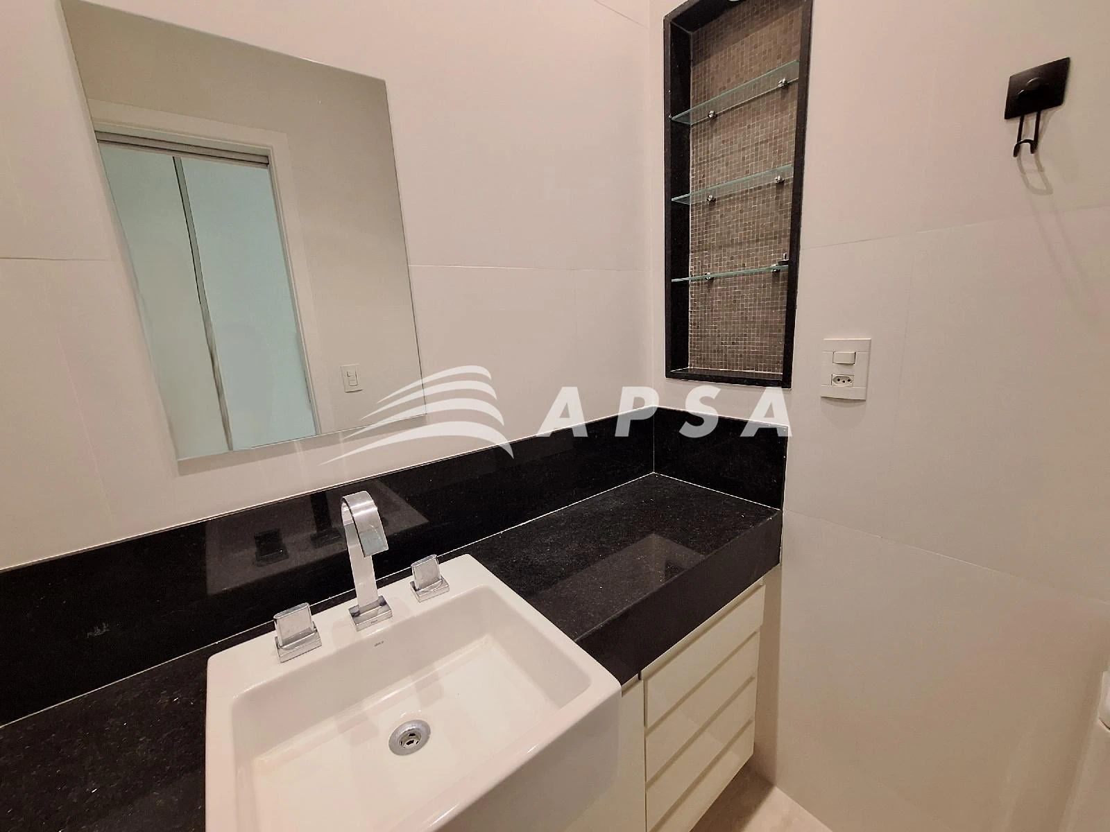Apartment, 96 m², with a glass-enclosed balcony — photo 2