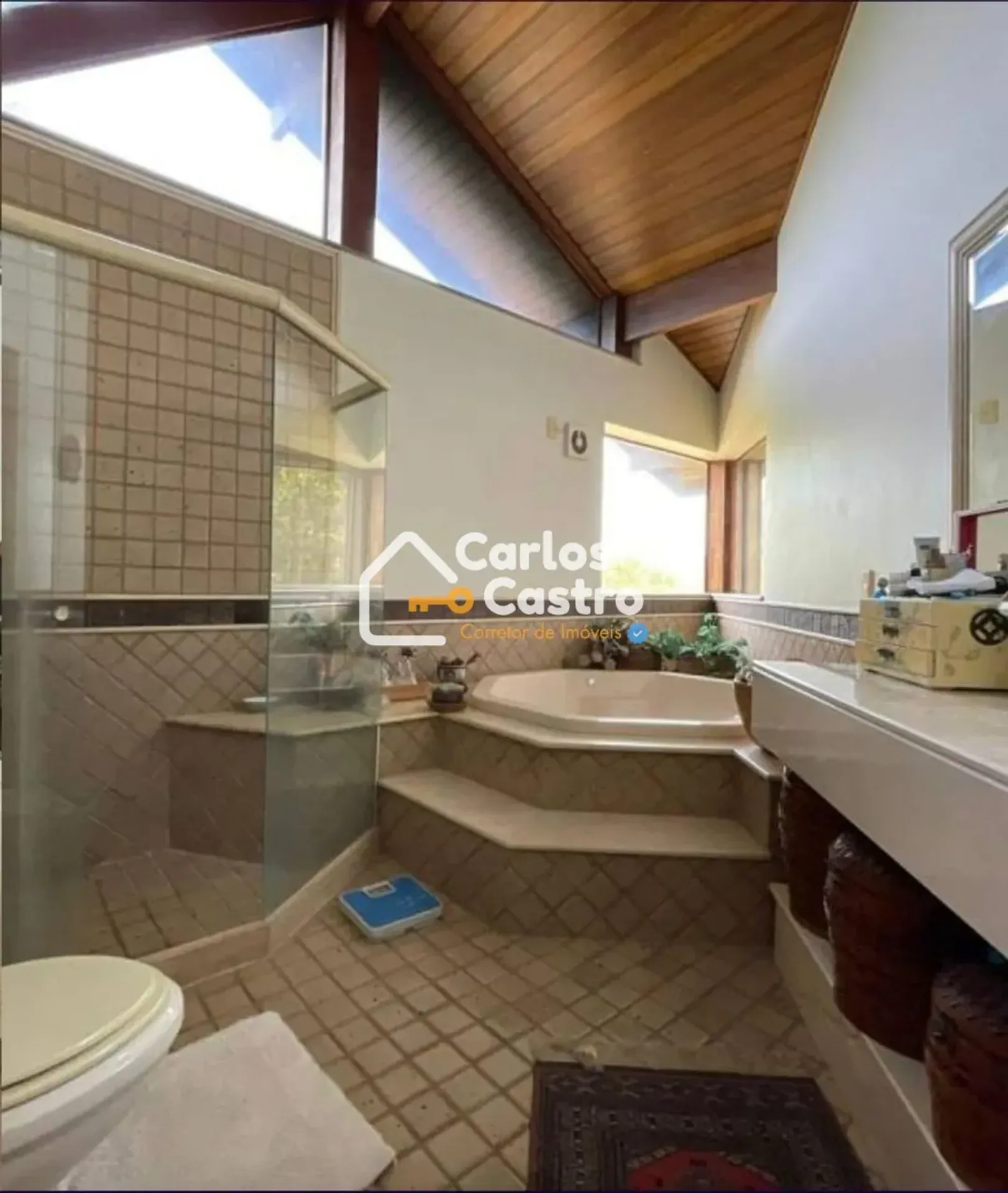 4-bedroom house with a private pool — photo 10