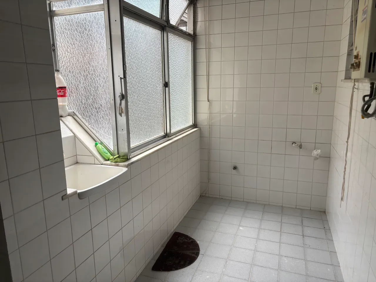 Wood or laminate floors in a 3-bedroom apartment, 100 m² — photo 10