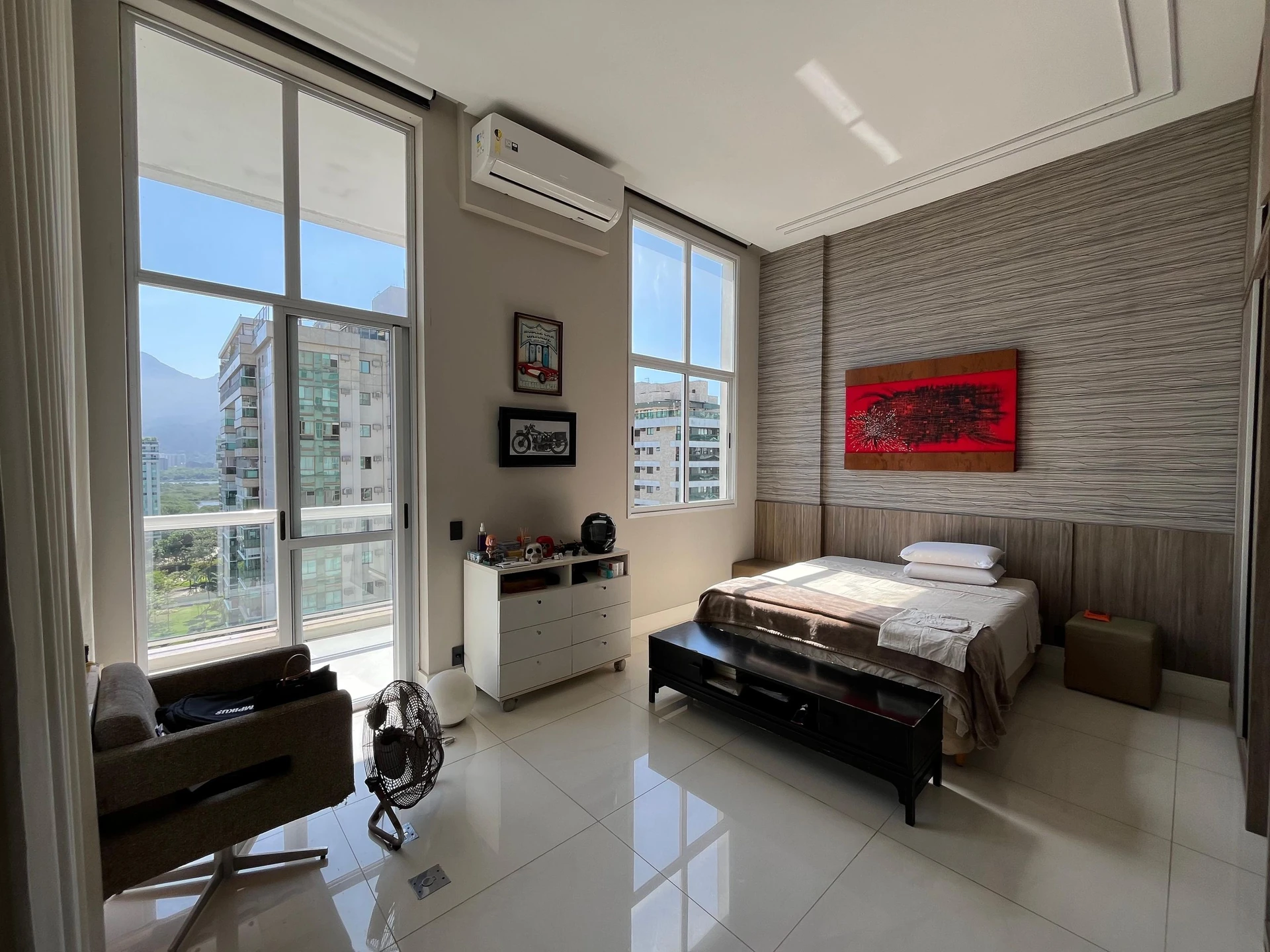 One-bedroom apartment with floor-to-ceiling windows — photo 8