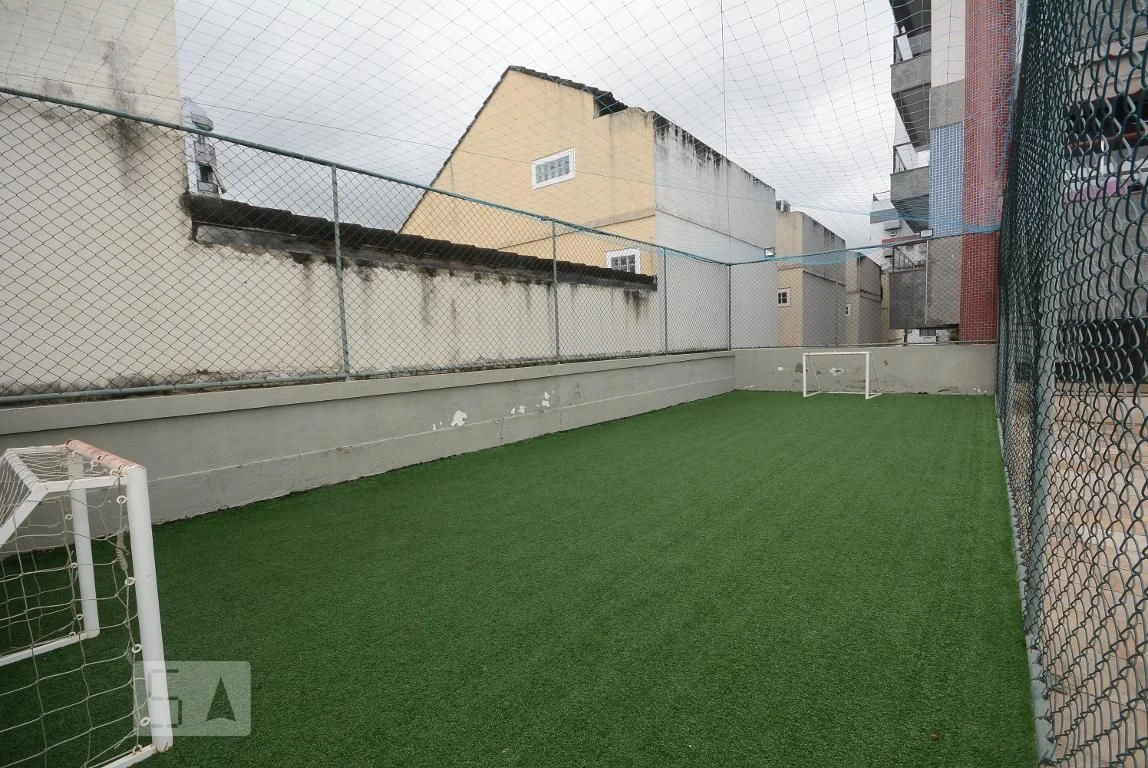 4-bedroom apartment in a building with a pool — photo 14