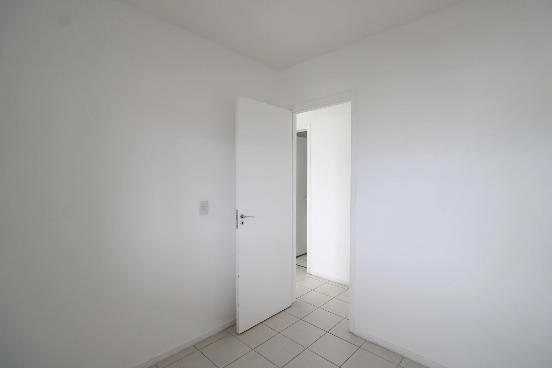 Balcony with a grill in a 3-bedroom apartment, 74 m² — photo 23