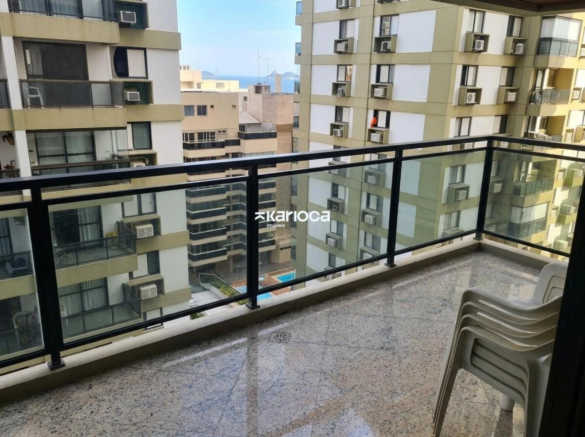 Glass-enclosed balcony in a one-bedroom apartment, 52 m² — photo 14