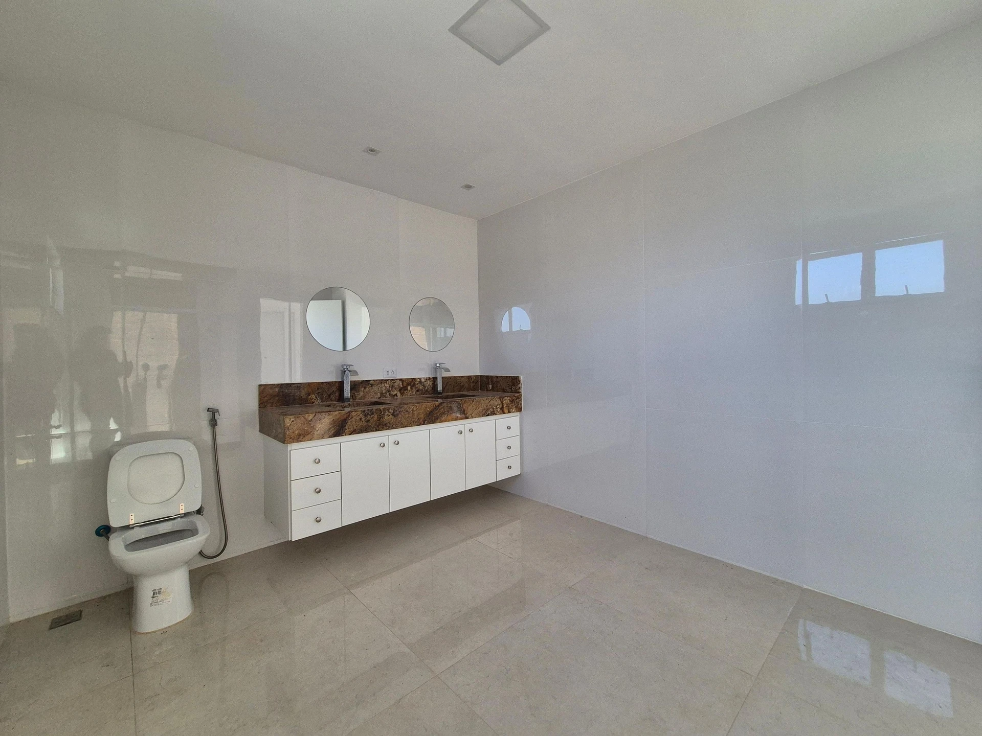 4-bedroom house with a glass-enclosed balcony — photo 43
