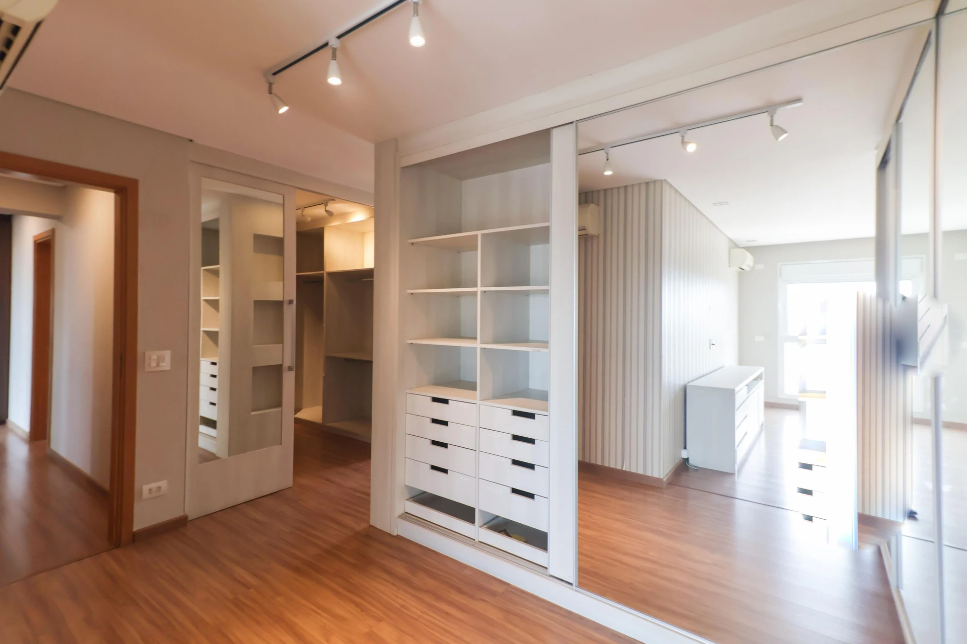 Furnished apartment, 266 m², with a bathtub — photo 85