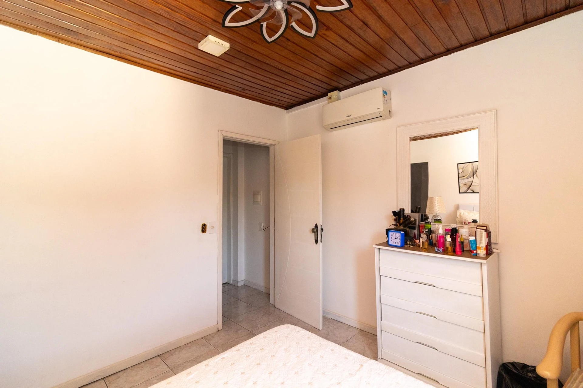 Furnished 4-bedroom apartment with balcony and desk area — photo 18