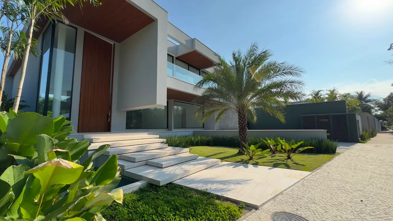 House with 5 bedrooms and floor-to-ceiling windows