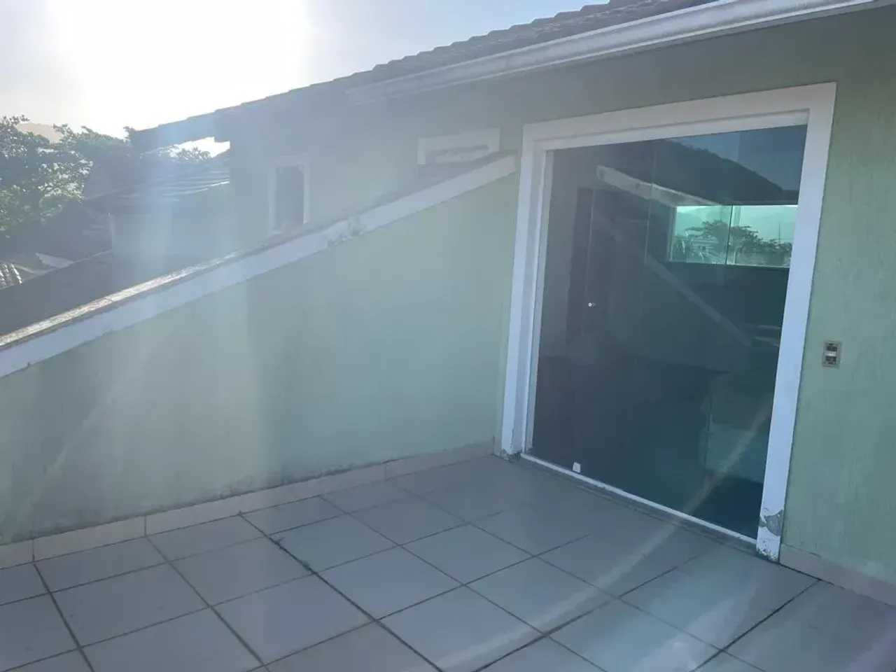 House with 4 bedrooms and 5 bathrooms, floor-to-ceiling windows — photo 8
