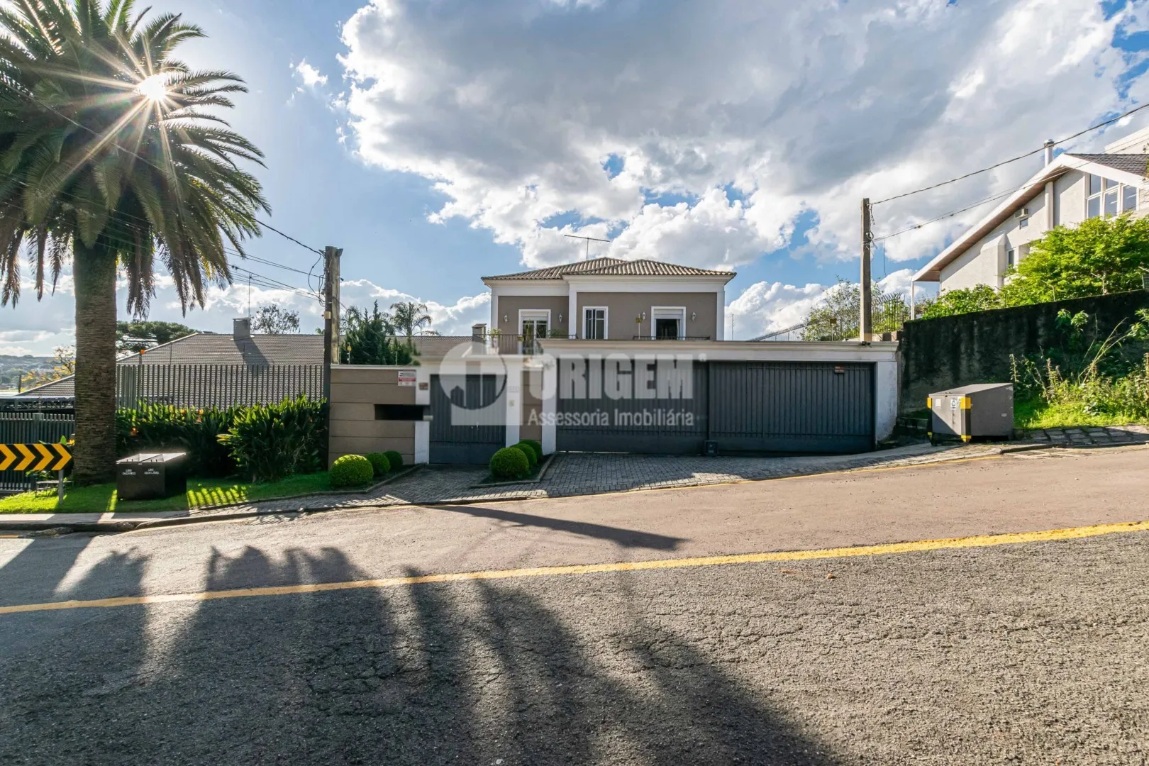 589 m² house with a bathtub and a water view — photo 48