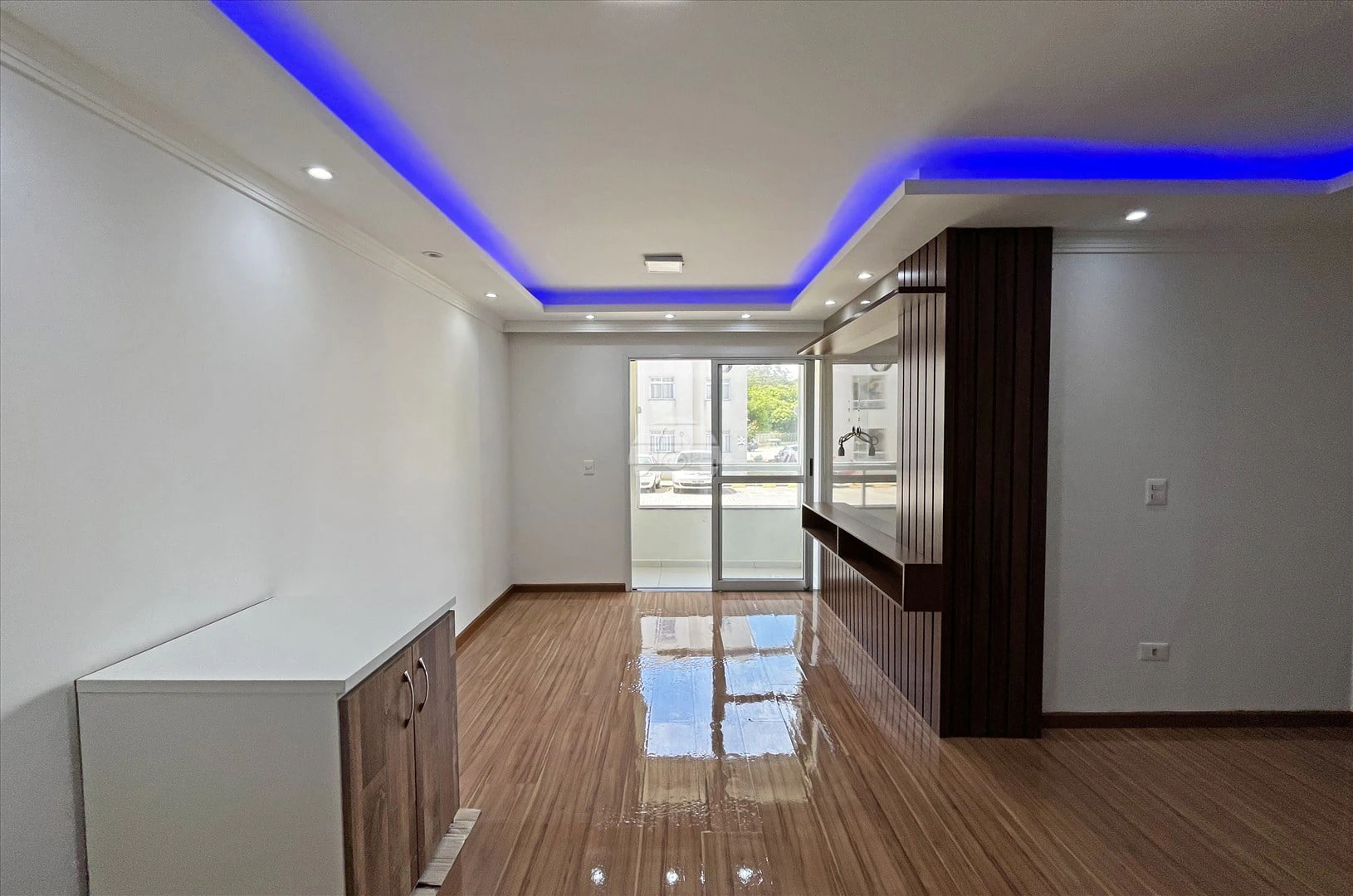 Balcony with a grill in a 2-bedroom apartment, 47 m²