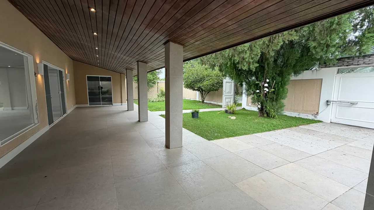 Single-story house with a private garden and 4 bedrooms — photo 11