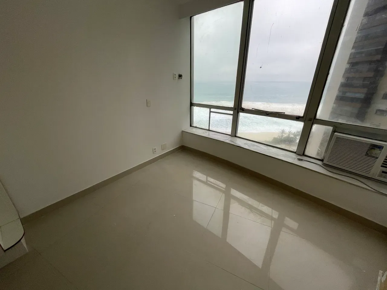 Unfurnished apartment with floor to ceiling windows — photo 25