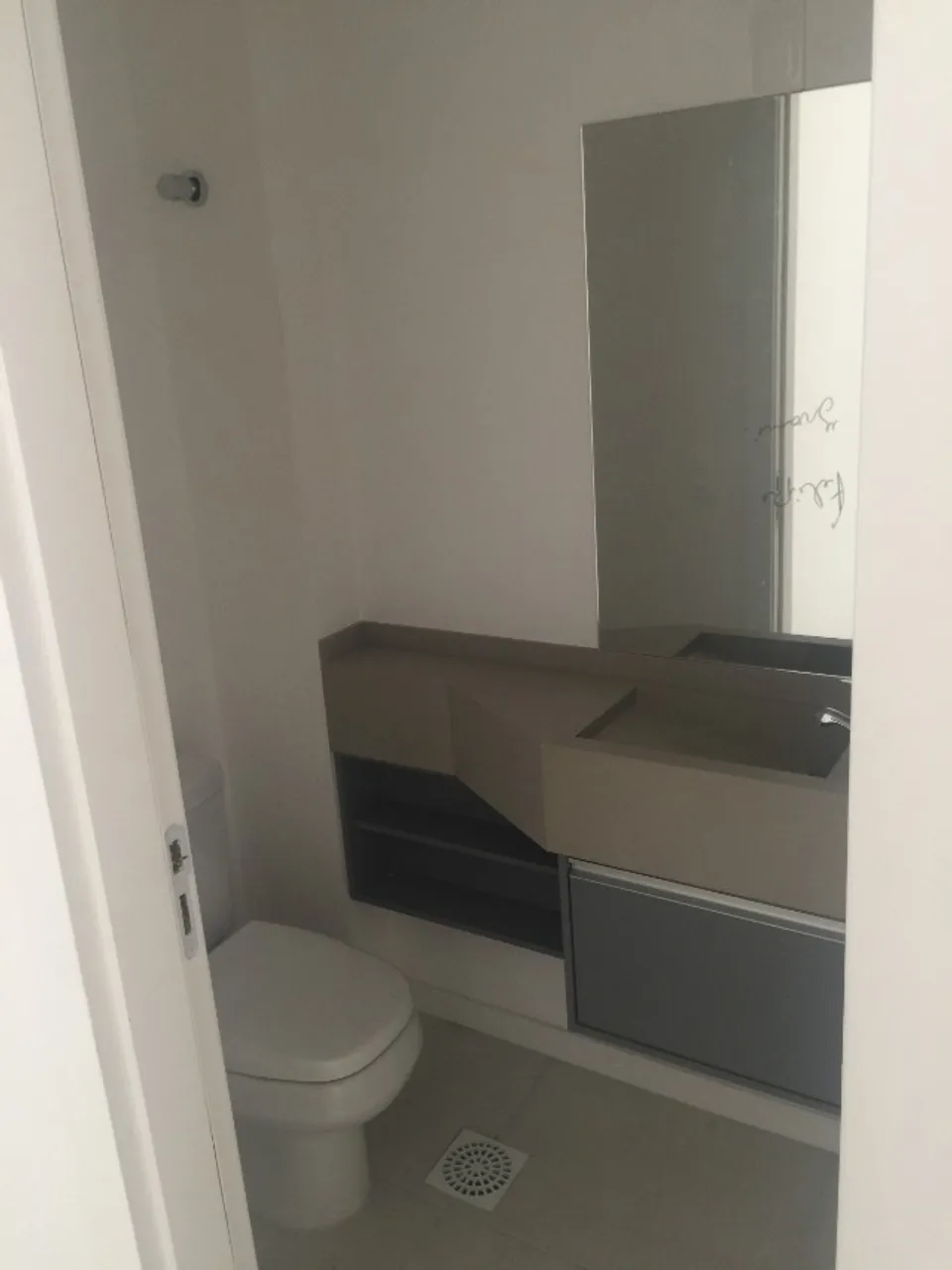 Balcony with a grill in a 2-bedroom apartment, 75 m² — photo 5