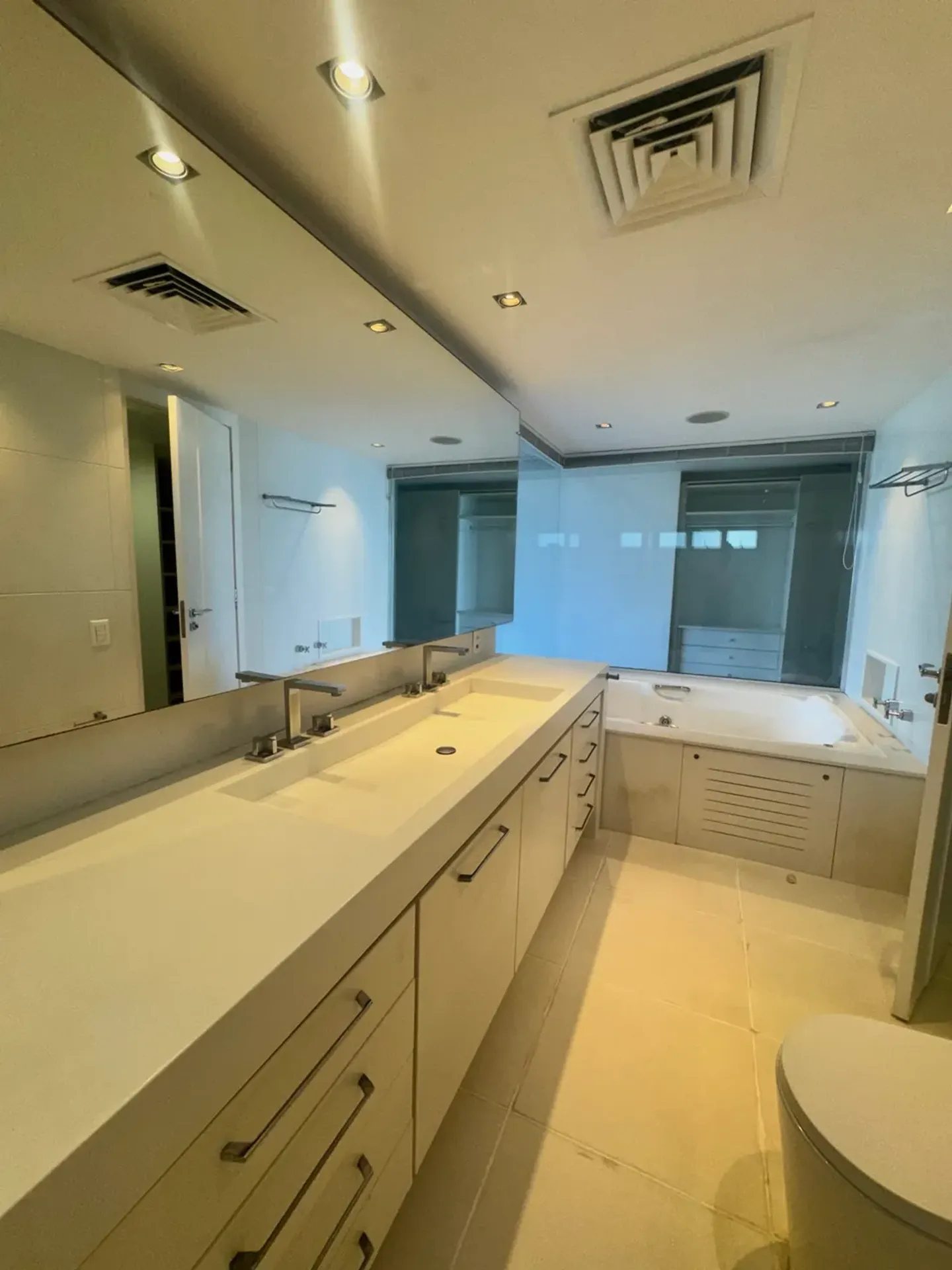 335 m² apartment with a glass-enclosed balcony and a jacuzzi — photo 6