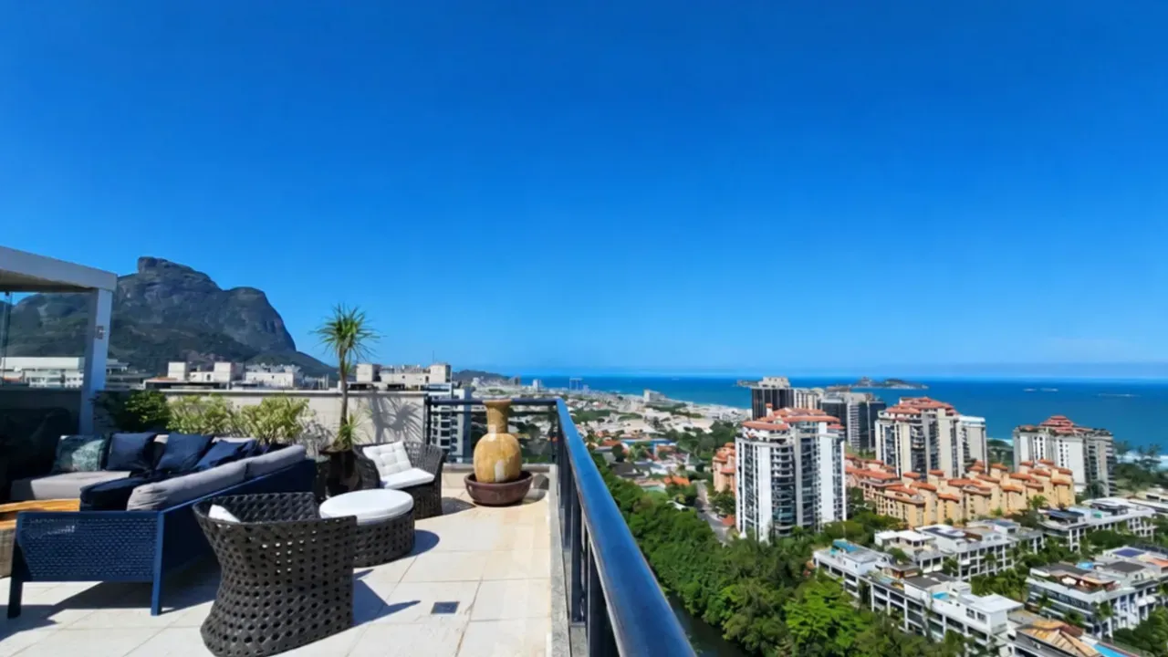 Balcony with a grill in a 3-bedroom apartment, 250 m² — photo 6