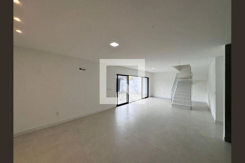 Rental house with 4 bedrooms and 222 m², balcony — photo 14