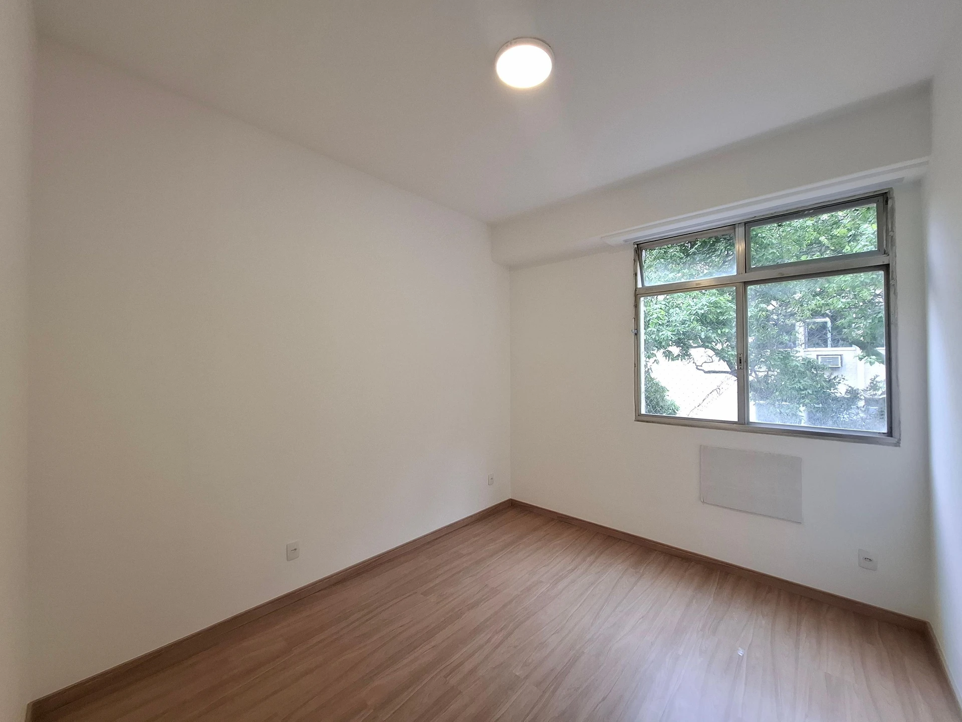 One-bedroom apartment with wood or laminate floors — photo 13