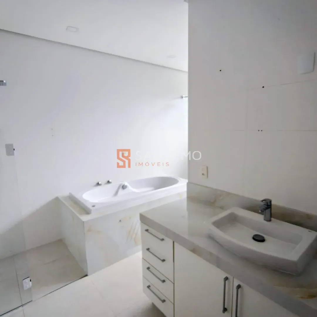 Дом с 3 спальнями и 2 ванными, 4 парковки и 718 м² — photo 9