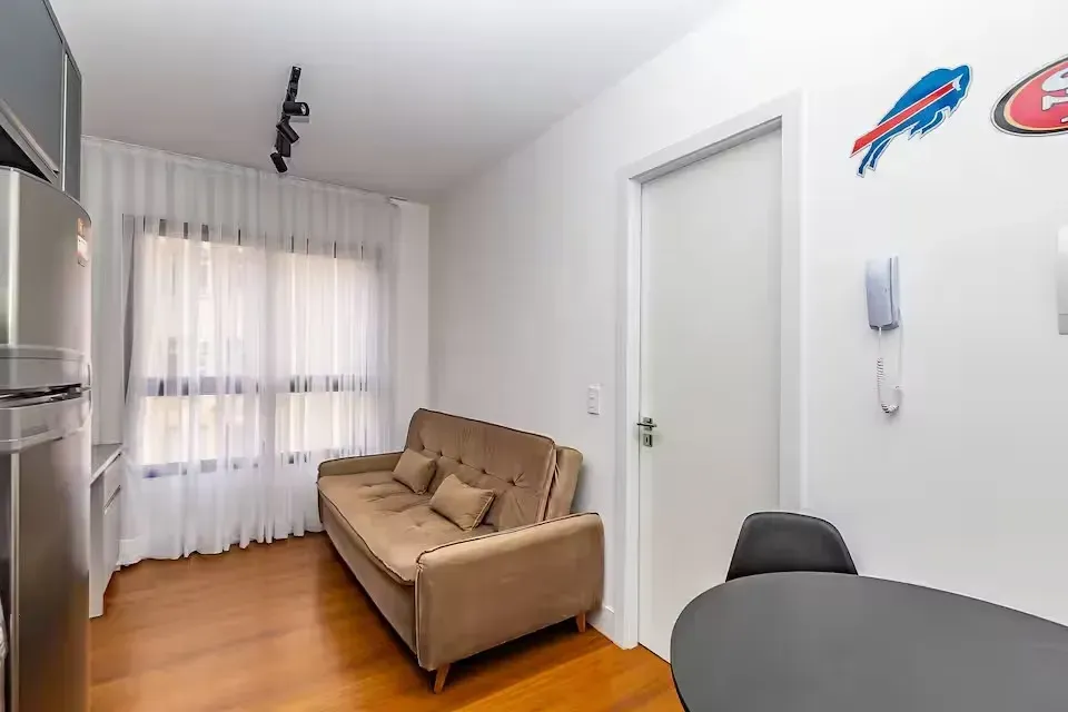 Furnished 1-bedroom apartment with open-plan kitchen — photo 14