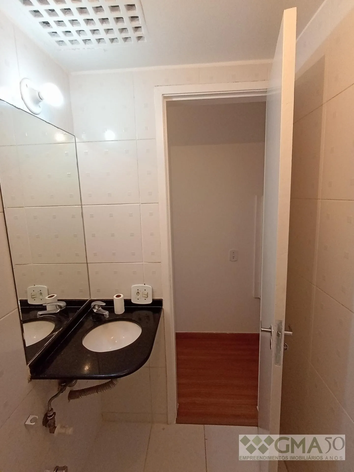 Wood or laminate floors in a 3-bedroom apartment, 92 m² — photo 16