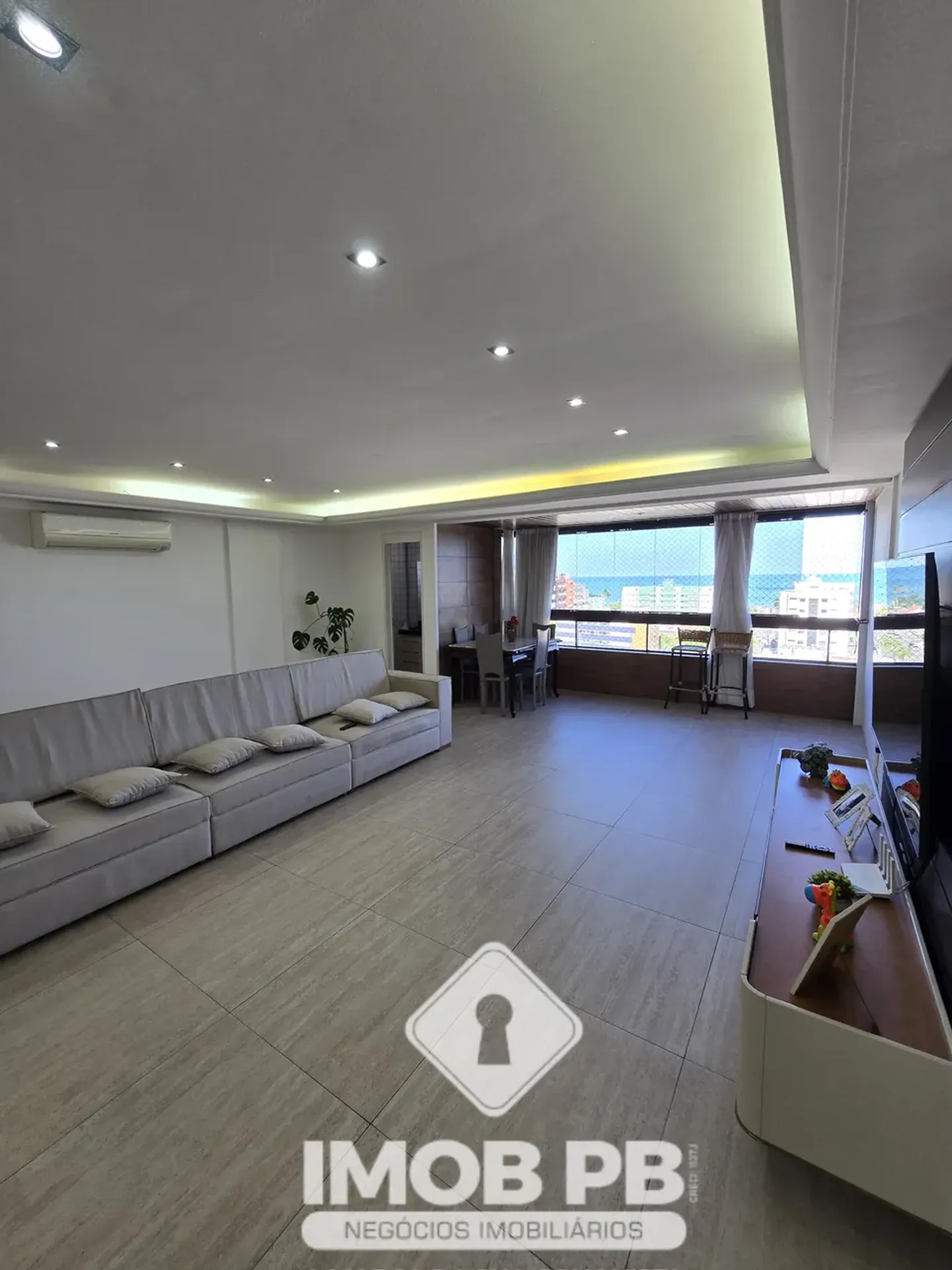 For rent: 3-bedroom apartment with 169 m²