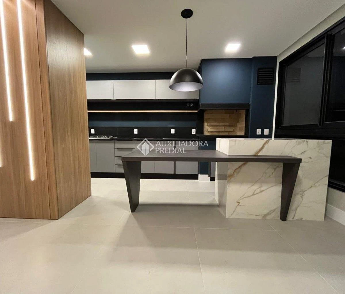 Apartment, 134 m², with floor-to-ceiling windows