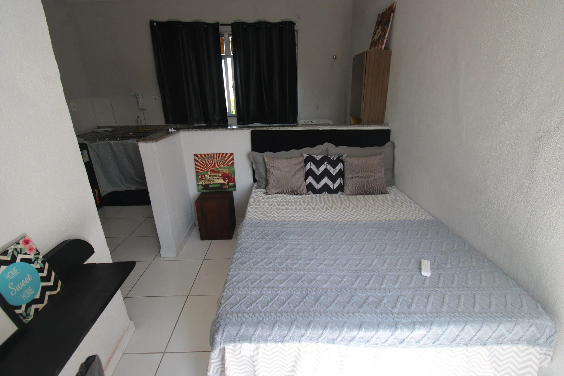Furnished studio with kitchenette and en-suite — photo 3