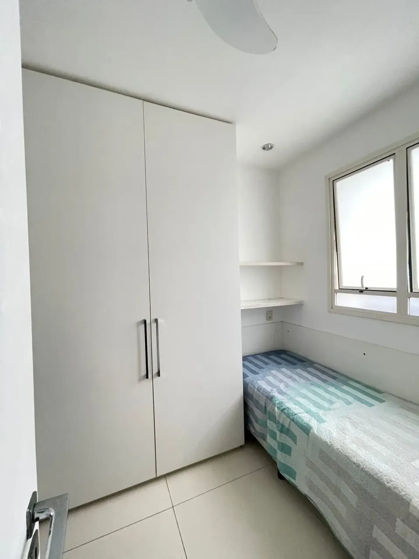 Furnished 3-bedroom apartment with glassed balcony — photo 41