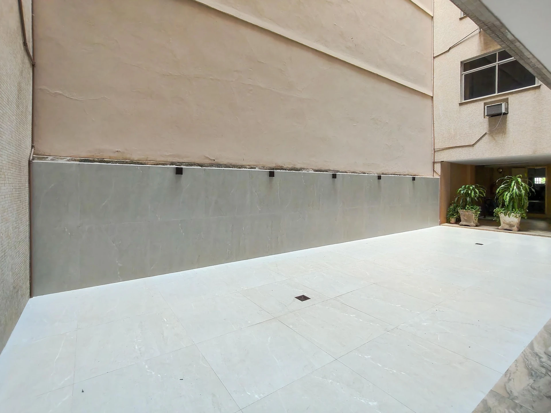 Balcony with a grill in a 3-bedroom apartment, 135 m² — photo 48