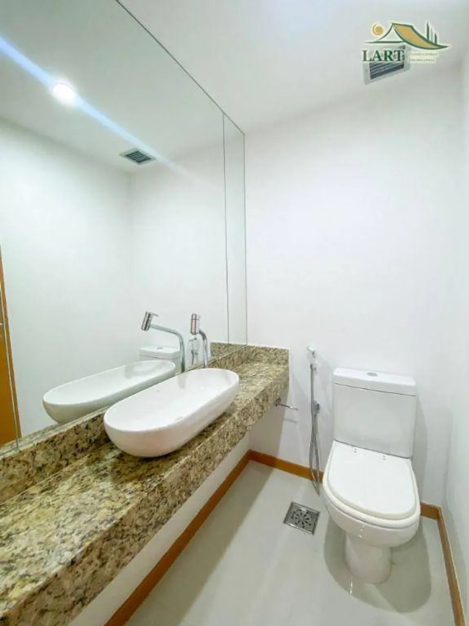 Apartamento sem mobília com 4 dormitórios e varanda — photo 10