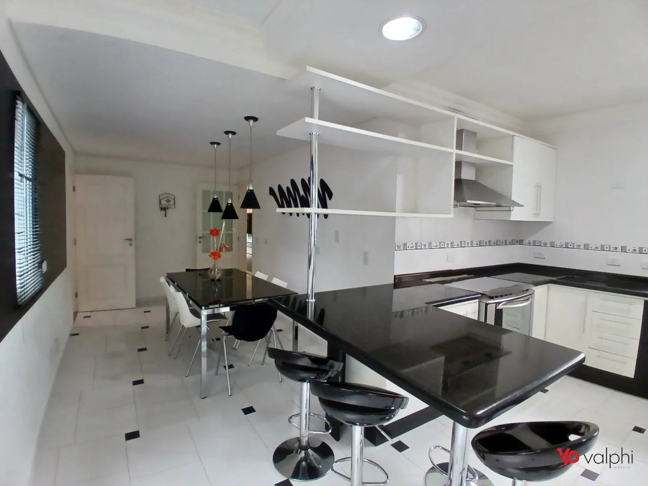 4-bedroom house with a grill on the balcony — photo 33