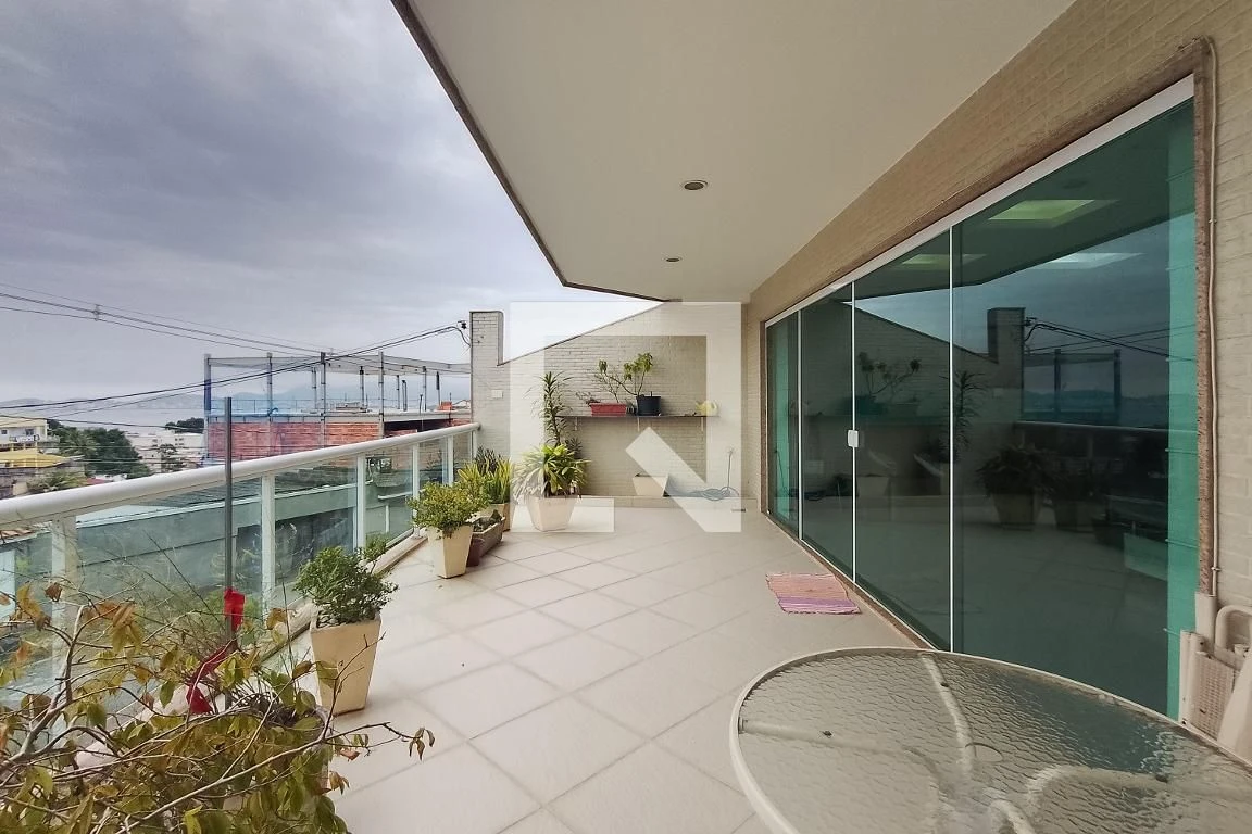 460 m² house with a water view and a private pool — photo 71