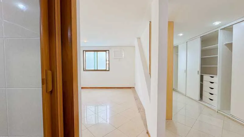 Furnished apartment, 300 m², with a glass-enclosed balcony — photo 25