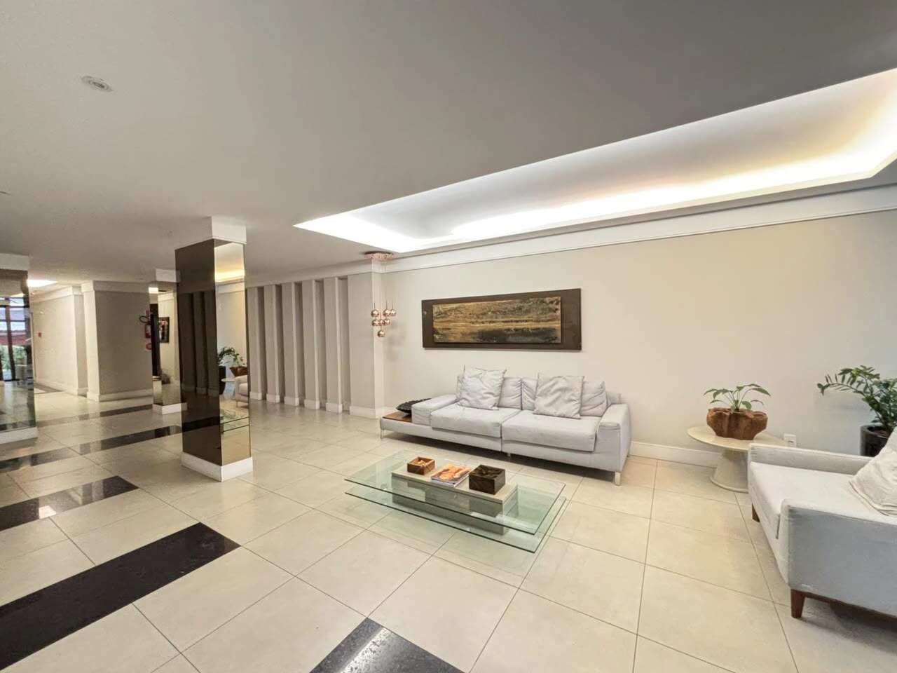 Balcony with a grill in a one-bedroom apartment, 68 m² — photo 23