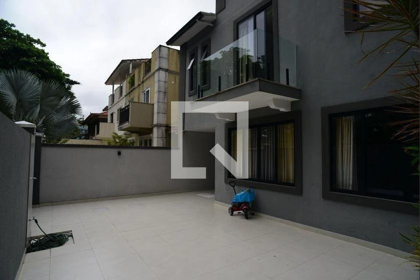 6-bedroom house with a bathtub — photo 41