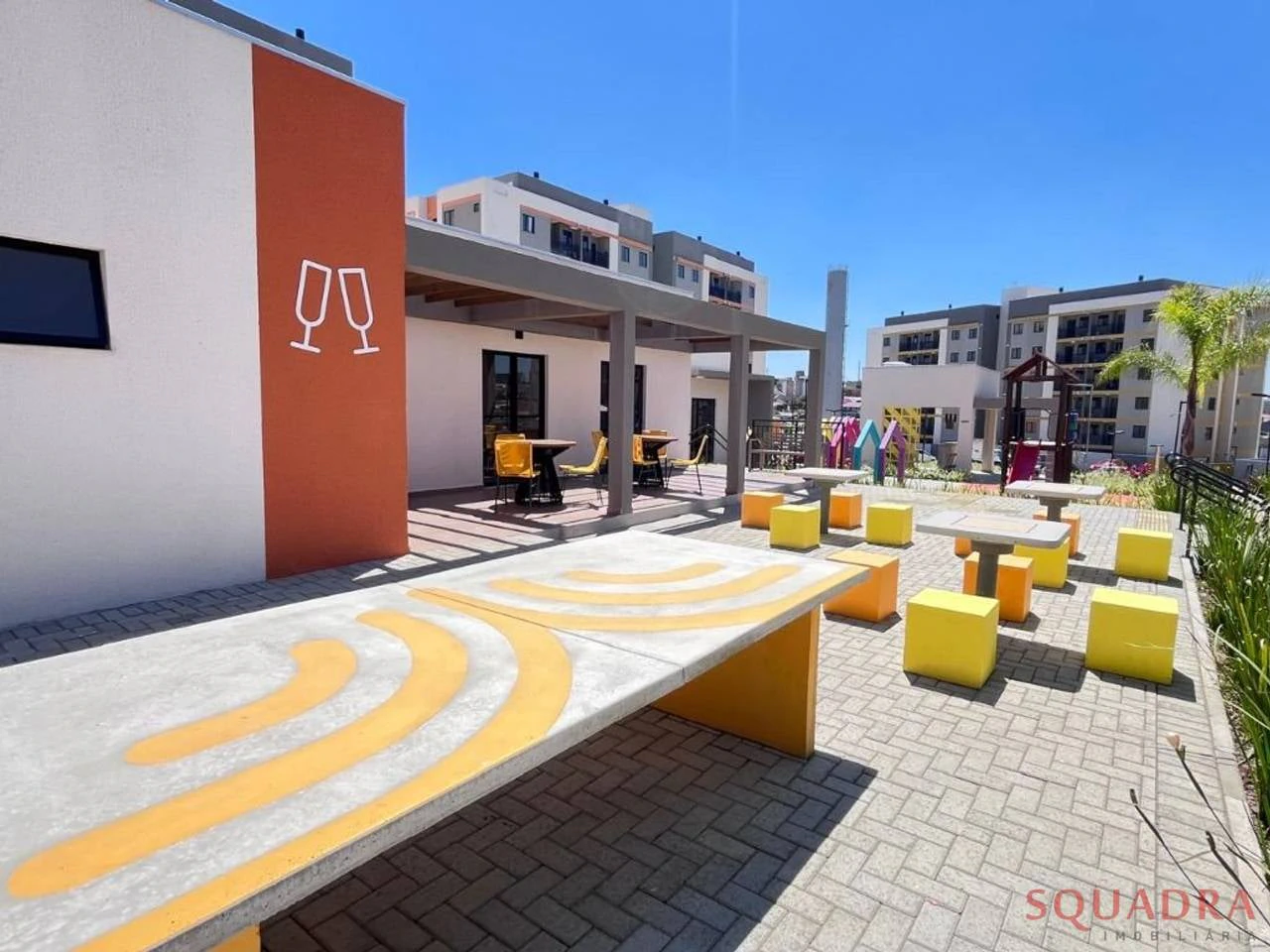 2-bedroom apartment with a grill on the balcony in Curitiba