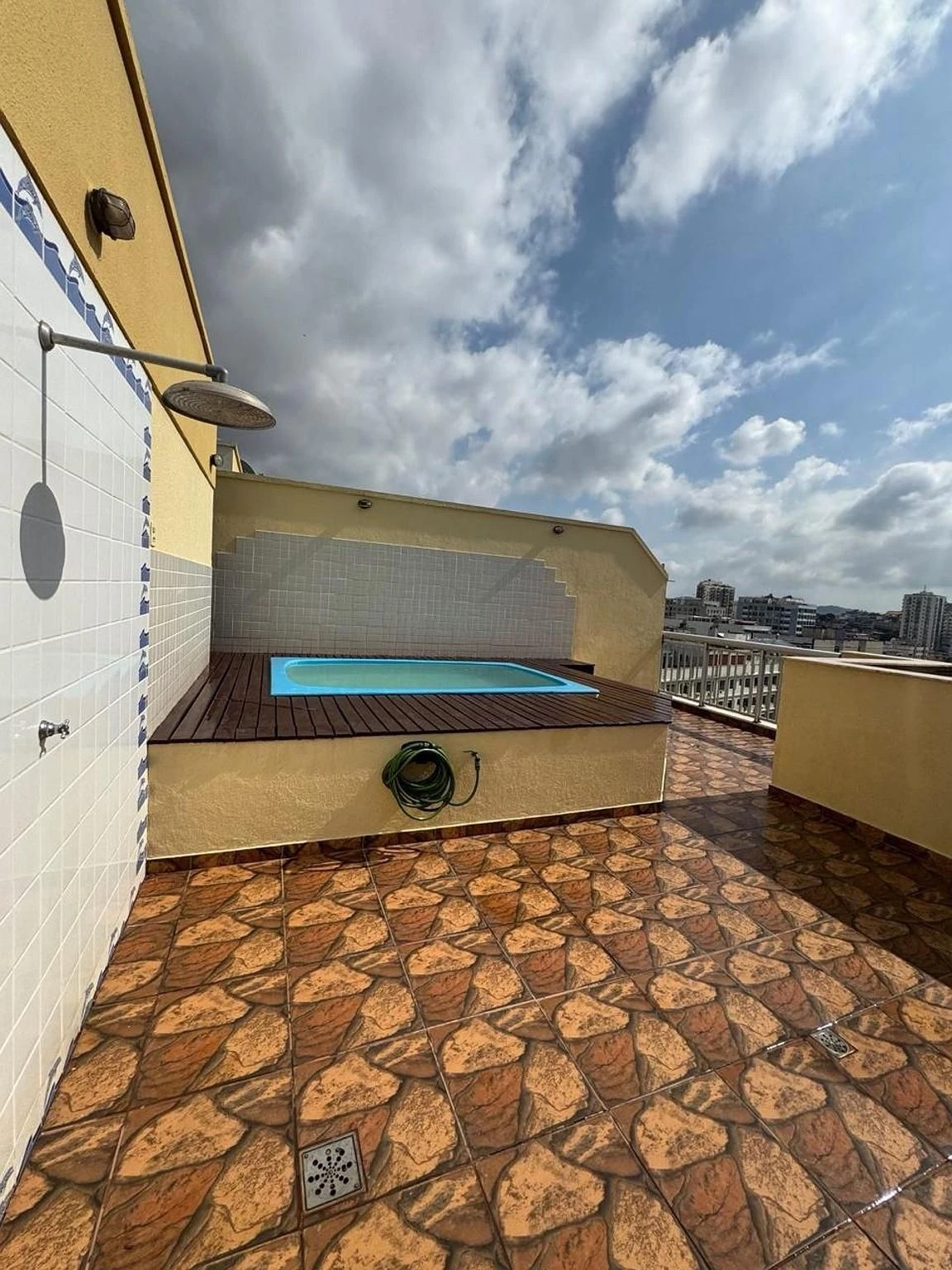 Apartment with 3 bedrooms and 4 bathrooms, balcony sink — photo 41