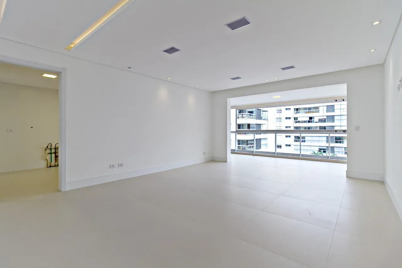 Balcony with a grill in a 4-bedroom apartment, 158 m² — photo 25
