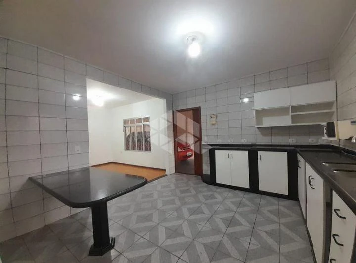 5-bedroom house with 3 parking spots and 360 m² — photo 2