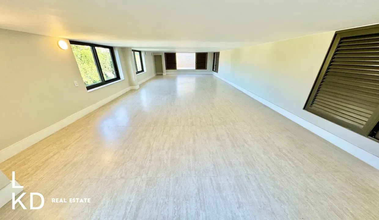 Linear penthouse 460 m² with floor-to-ceiling windows — photo 28