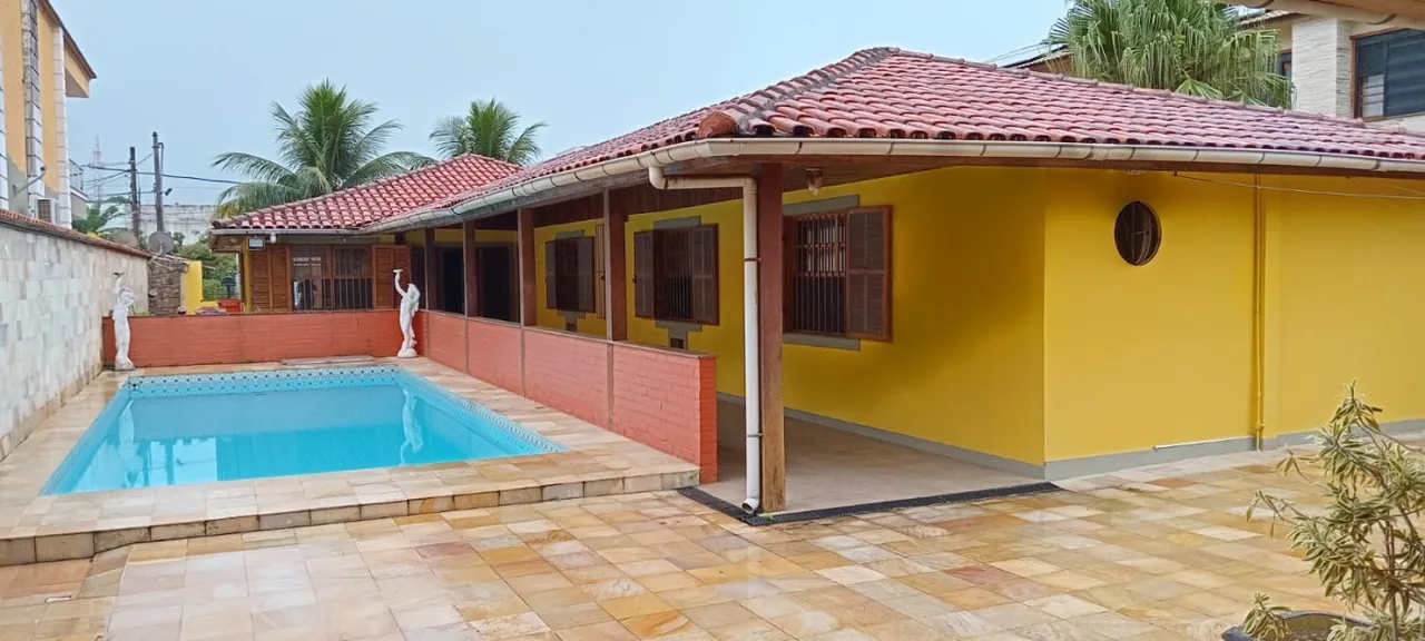 Casa sem mobília com 5 quartos e 4 banheiros