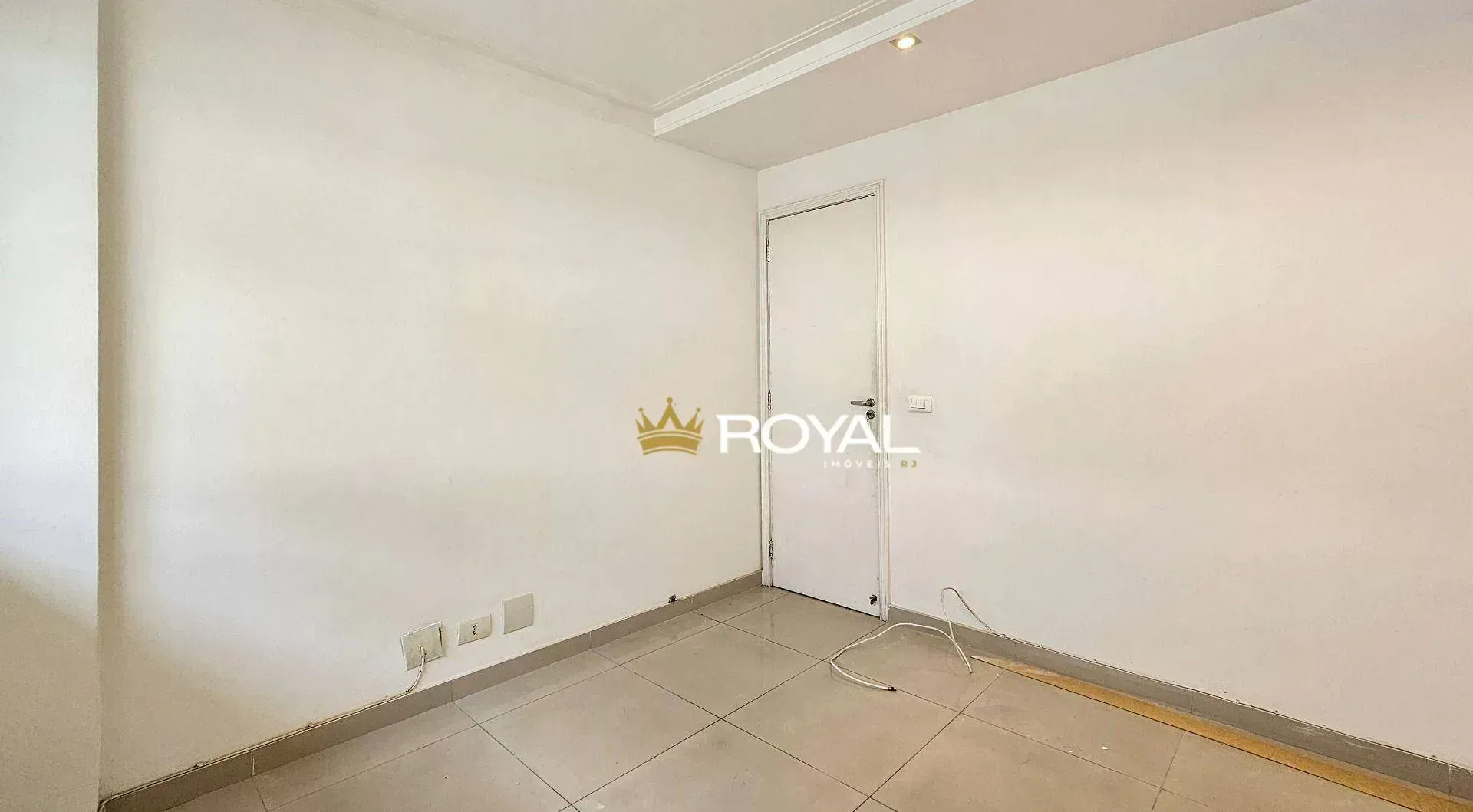 2-bedroom apartment with a glass-enclosed balcony — photo 13