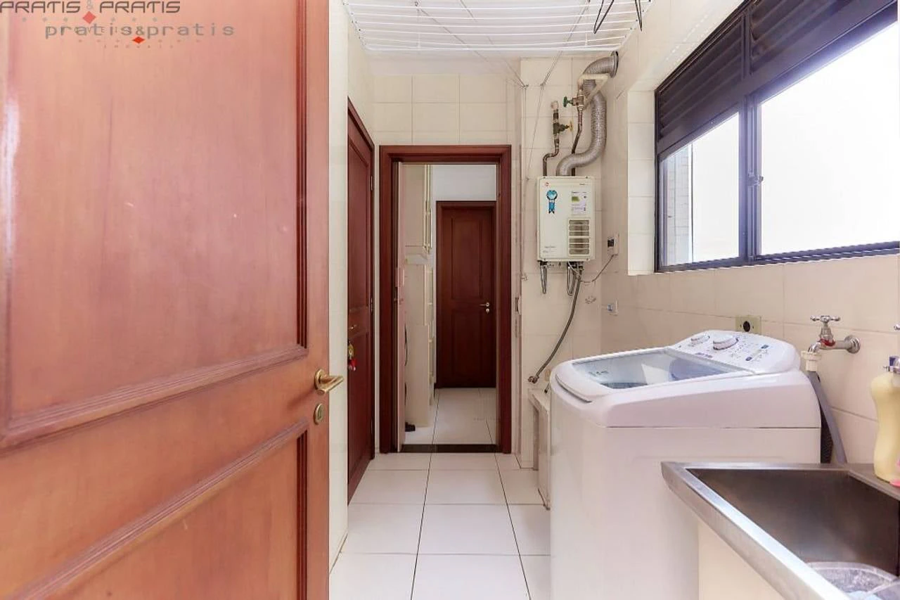 Bathtub in a 3-bedroom apartment, 131 m² — photo 16