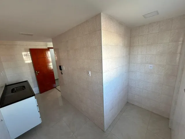 Unfurnished 1-bedroom apartment with open-plan kitchen — photo 7