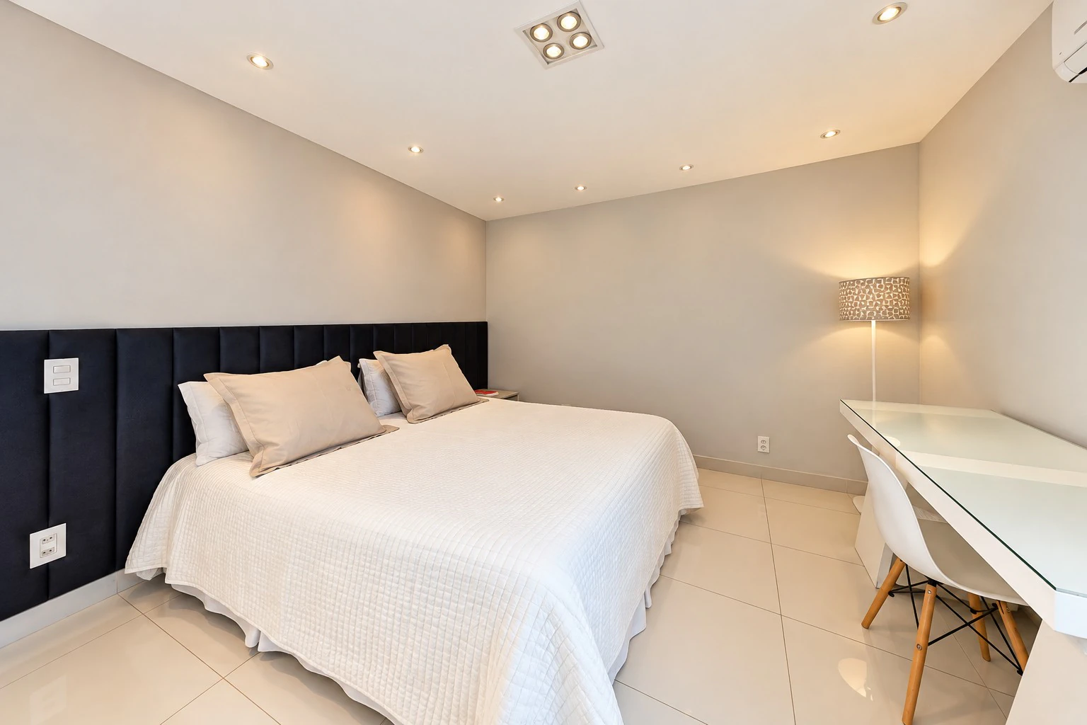 Furnished house, 1100 m², with a glass-enclosed balcony — photo 8