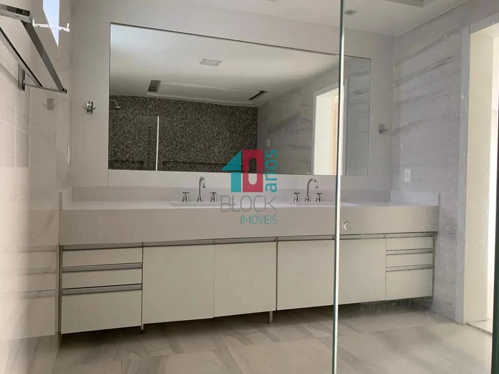 Ванна та 4 спальні: будинок 980 м² — photo 9
