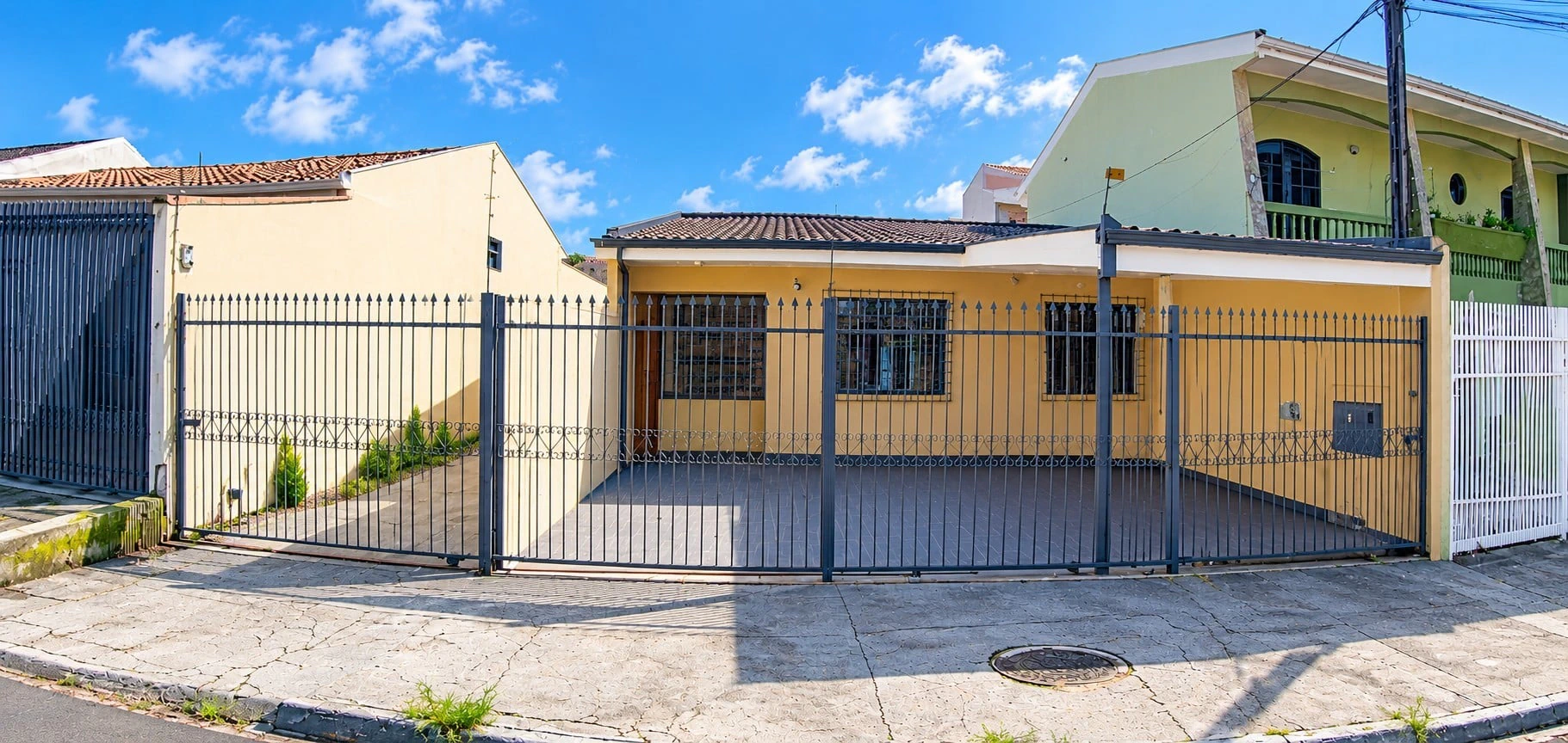 Rental house with 2 bedrooms, 1 bathroom and glass shower