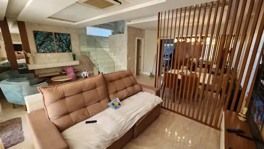 House with 5 bedrooms and an open-plan kitchen — photo 18