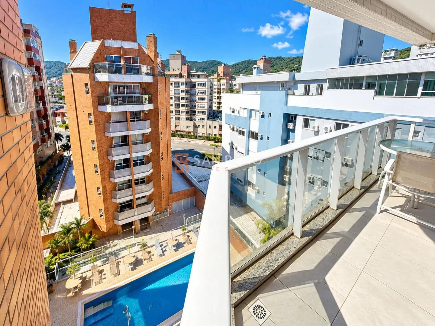 2-bedroom apartment in a building with a gym — photo 9