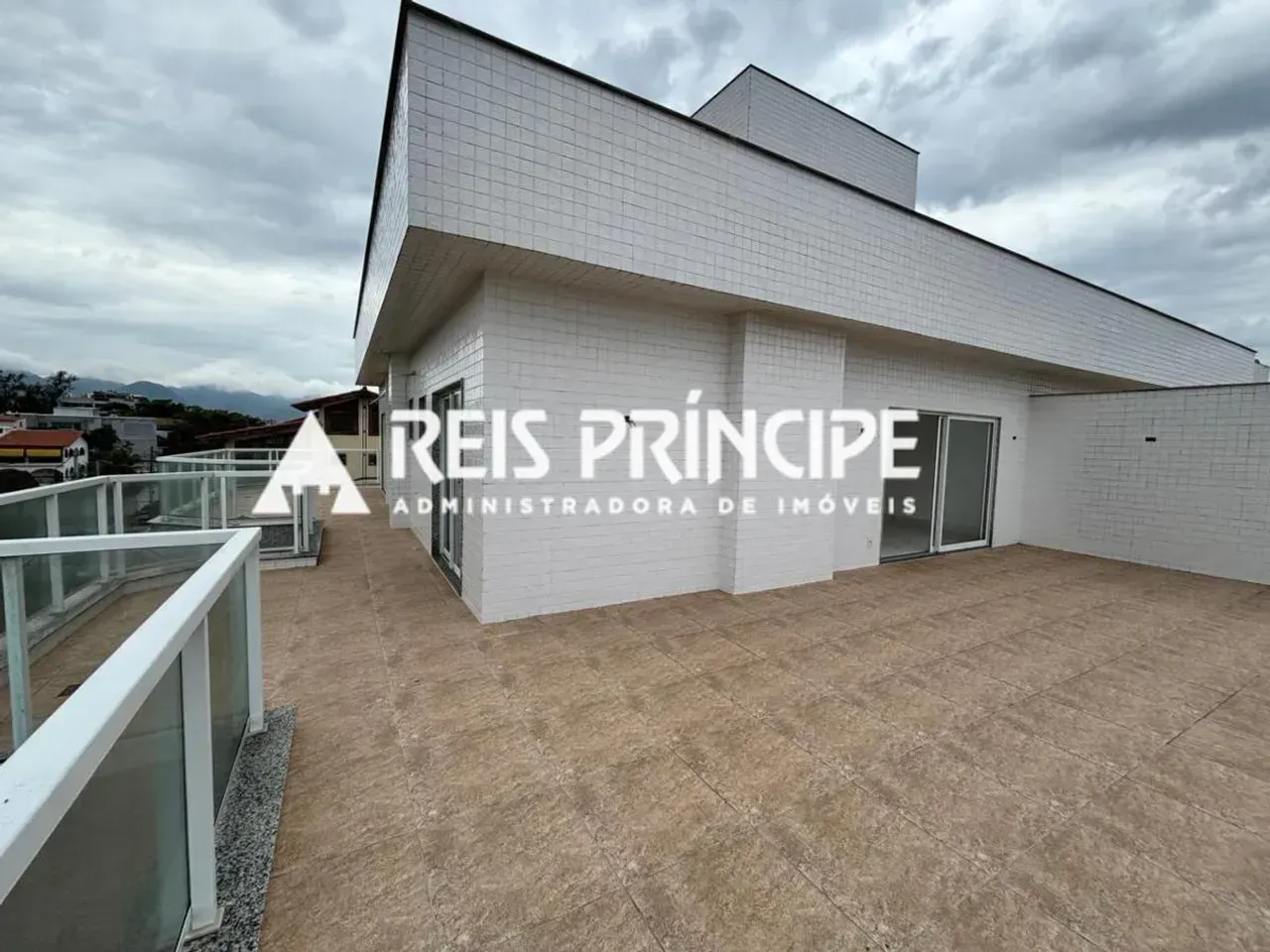 Unfurnished apartment with 4 bedrooms and a glass balcony — photo 11
